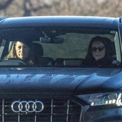 Kate Middleton foi fotografada no carro, ao lado da mãe: primeira vez em público após cirurgia