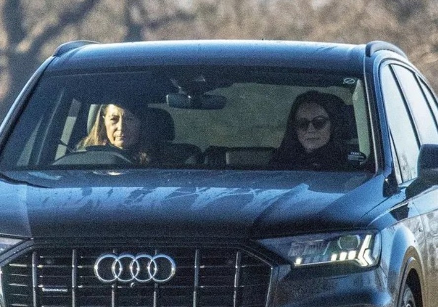 Kate Middleton foi fotografada no carro, ao lado da mãe: primeira vez em público após cirurgia
