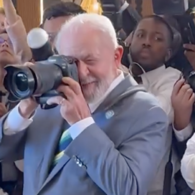 Lula tirando foto da cúpula da Celac