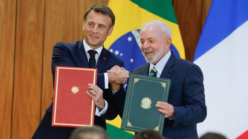 Macron e Lula assinaram declaração conjunta. 