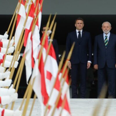 À esq., os Dragões da Independência, à dir., Macron e Lula; os presidentes também participaram, no Rio, da inauguração do submarino Tonelero, parte de um programa de desenvolvimento feito por brasileiros e franceses