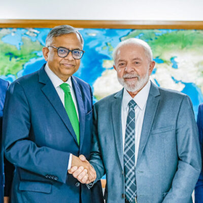 O presidente Luiz Inácio Lula da Silva (PT), à direita, com o CEO do conglomerado indiano Tata Sons, Natarajan Chandrasekaran, em reunião no Palácio do Planalto