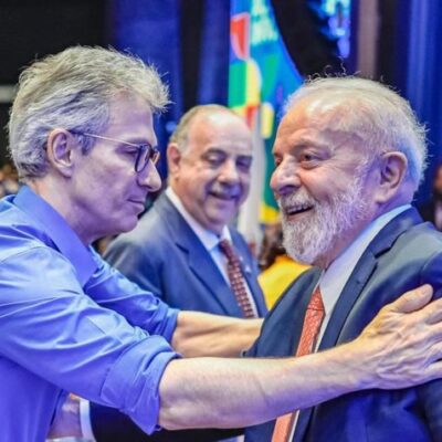 Lula e Zema se cumprimentam em ato em Minas Gerais