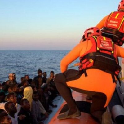 Migrantes resgatados no Mediterrâneo pela Guarda Costeira da Itália