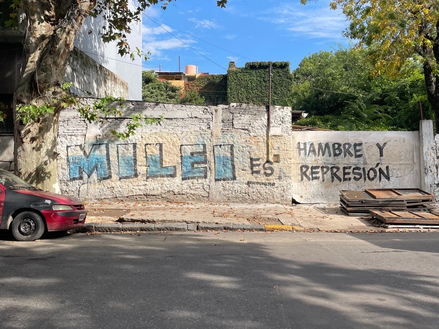 No bairro operário de La Boca, em Buenos Aires, pichação associa Milei à 'fome e repressão'