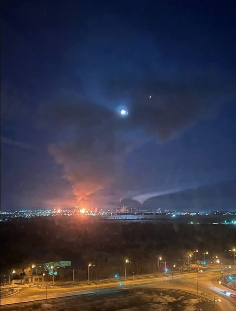 Ataques com drones ucranianos provocam incêndio em refinaria na Rússia