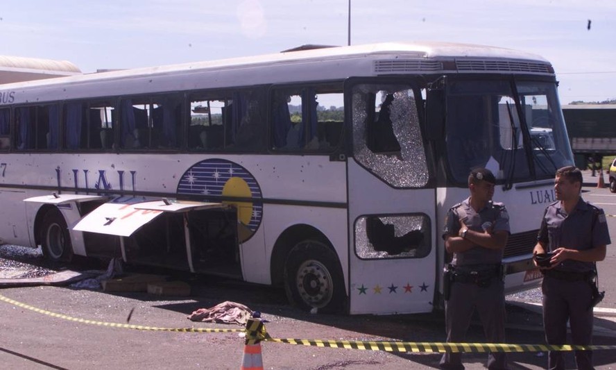 Ônibus alvejado durante a Operação Castelinho, em março de 2002