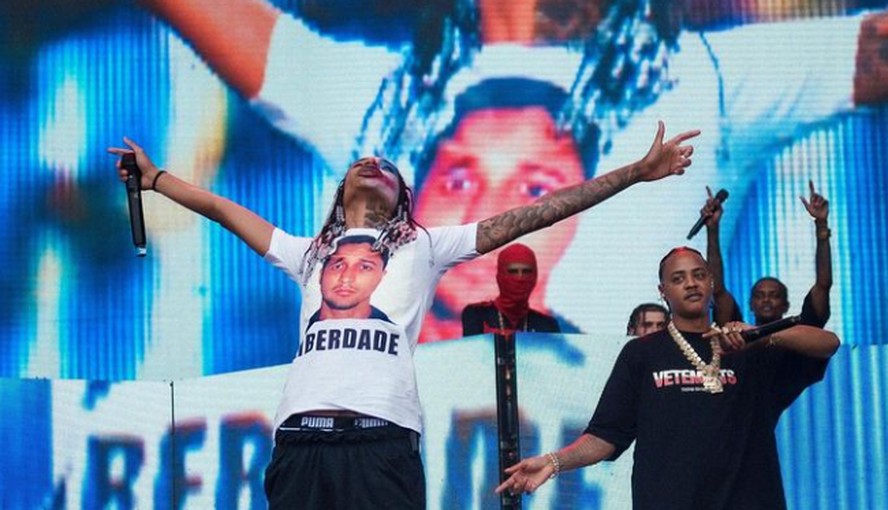 Rapper Oruam pediu 'liberdade' ao pai, Marcinho VP, durante show no Lollapalooza ao lado de TZ da Coronel