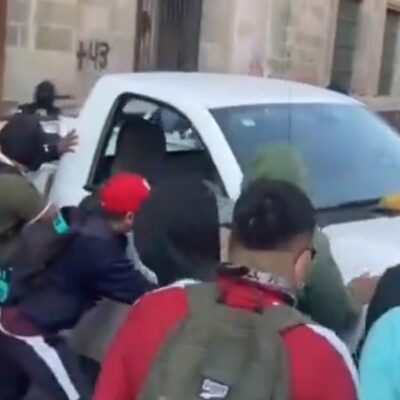 Manifestantes arrombam porta do Palácio Nacional com caminhonete na Cidade do México