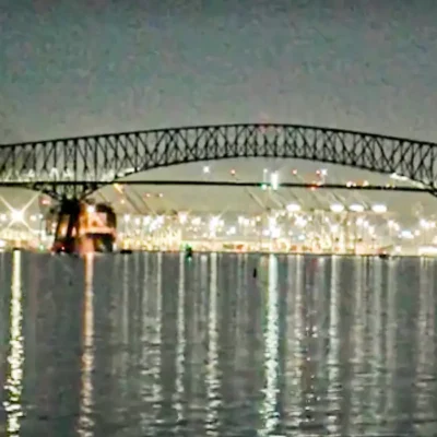 VIDEO SUMMARY: LIVESTREAM CAMERA FOOTAGE SHOWS THE MOMENT OF A CARGO SHIP COLLIDING WITH ONE OF THE BRIDGE'S SUPPORTS OF THE FRANCIS SCOTT KEY BRIDGE
BALTIMORE, MARYLAND, USA (MARCH 26, 2024) (UGC: StreamTimeLive - Access all)
Frame: Reuters