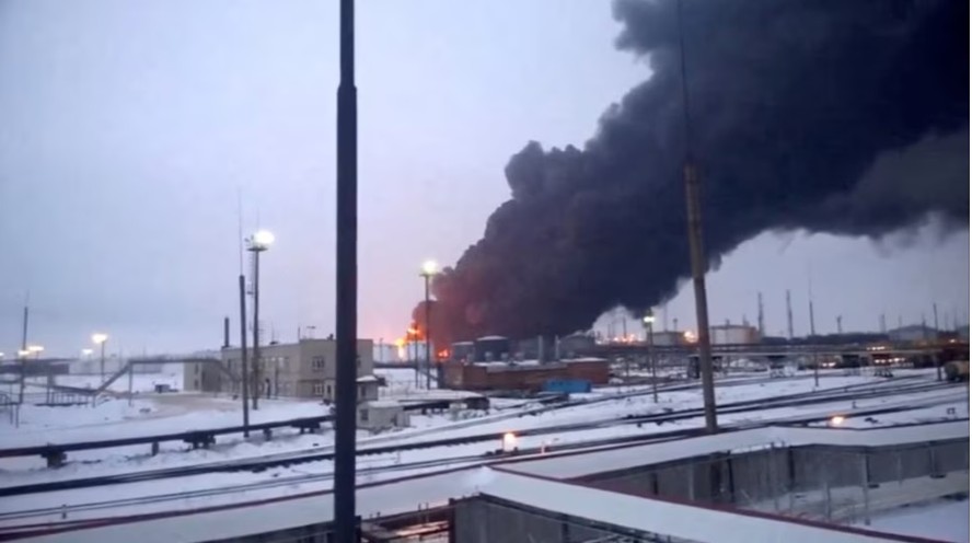 Fumaça preta é vista após ataque com drone contra refinaria em Ryazan, a cerca de 200 km a sudeste de Moscou