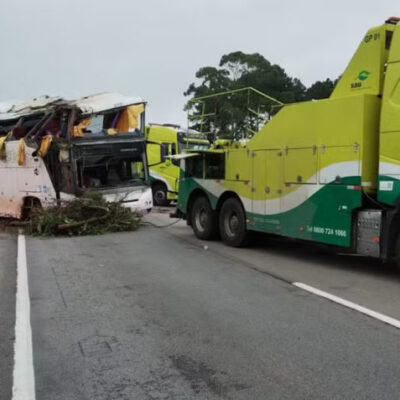 Momento da retirada do ônibus que tombou próximo a Pelotas (RS) na madrugada deste domingo (3.mar.2024) | Reprodução/Ecosul