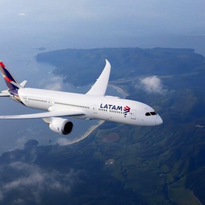 LATAM Boeing 787-9 Dreamliner photographed on May 13, 2016 from Wolfe Air Aviation Learjet 25B. Foto: Chad Slattery/LATAM