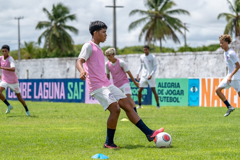 Samuel Felipe treina no Laguna — Foto: Jonathan Holanda/Laguna