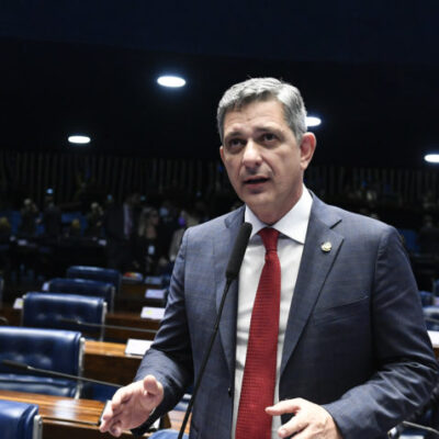 Senador Rogério Carvalho é acusado de falsidade ideológica ao esconder emenda do relator.