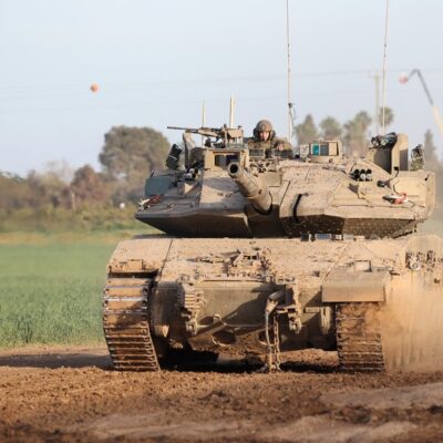 Tanque de guerra transitando próximo da fronteira entre Israel e Gaza