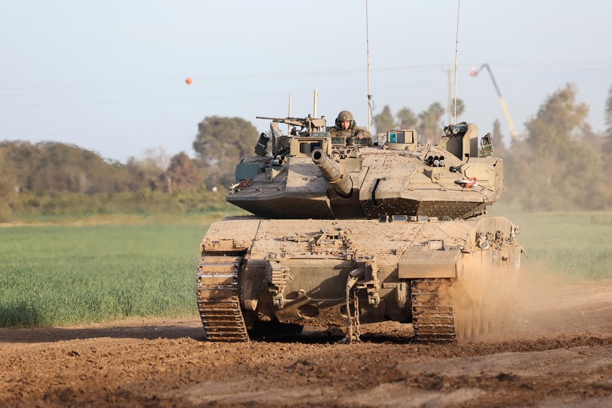 Tanque de guerra transitando próximo da fronteira entre Israel e Gaza