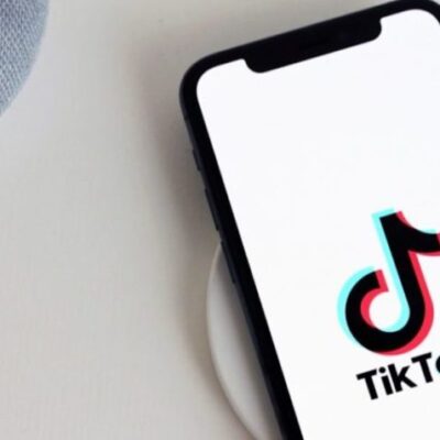 Celular com aplicativo TikTok
