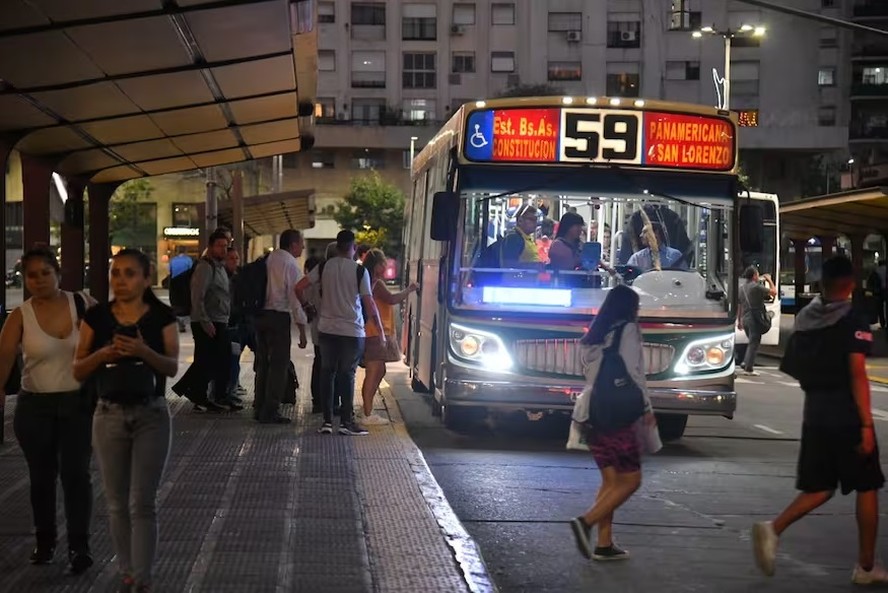 Governo de Javier Milei elevou tarifas dos transportes públicos com retirada de subsídios