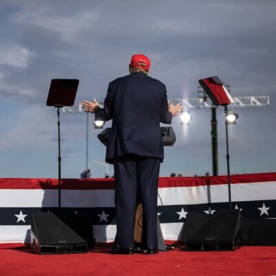 O ex-presidente Donald Trump fala durante um Buckeye Values ​​PAC Rally em Dayton, Ohio.