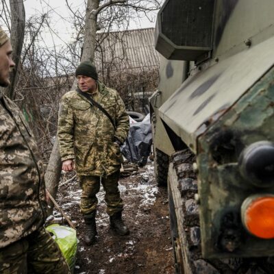 Tropas ucranianas pararam para reparar e reabastecer seus equipamentos e veículos na região de Donbas, no leste da Ucrânia, em fevereiro.