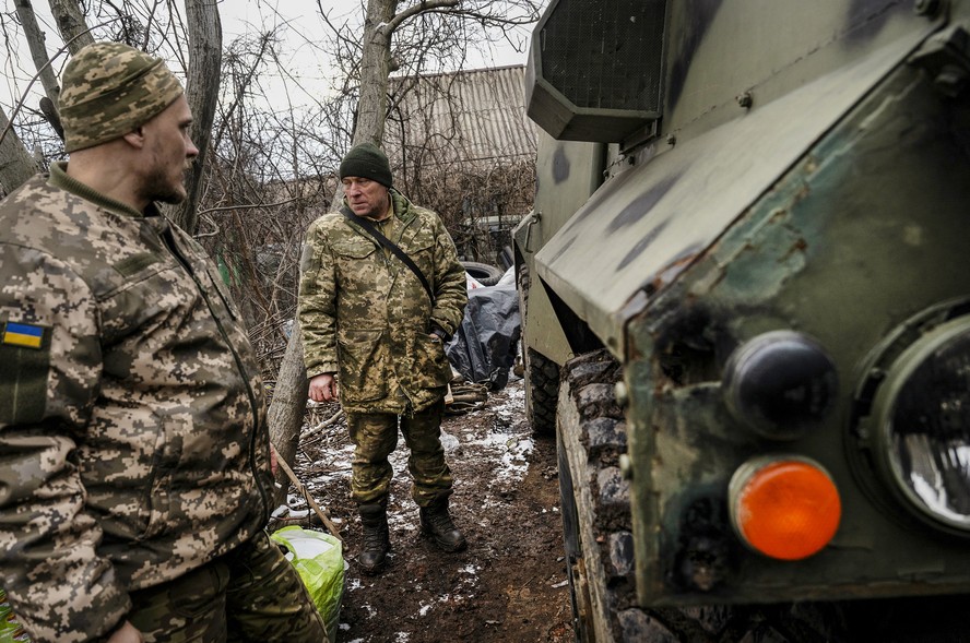 Tropas ucranianas pararam para reparar e reabastecer seus equipamentos e veículos na região de Donbas, no leste da Ucrânia, em fevereiro.