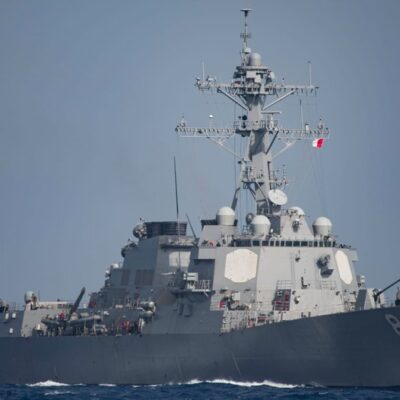 Navio USS Mason liberou navio sequestrado no Oriente Médio e prendeu grupo responsável por ataque