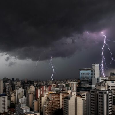 Nuvens carregadas e raios na Zona Leste da capital paulista nesta sexta-feira