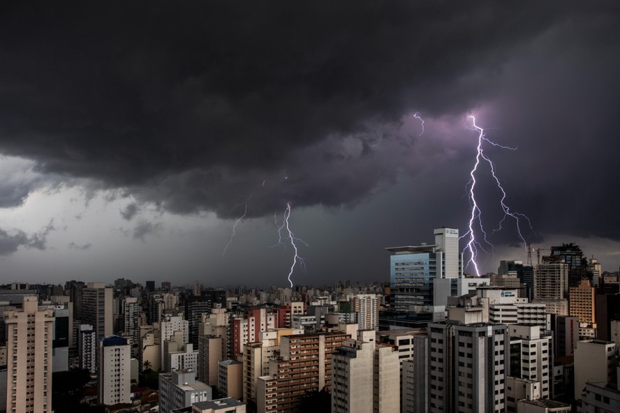 Nuvens carregadas e raios na Zona Leste da capital paulista nesta sexta-feira