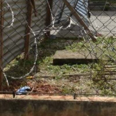 Foto mostra buraco feito por fugitivos na cerca da Penitenciária Federal de Mossoró — Foto: Reprodução