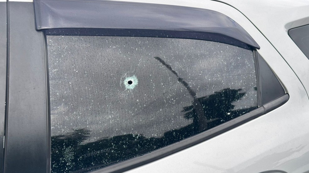 Marca de tiro em vidro de carro atingido durante assalto em Natal — Foto: Kleber Teixeira/Inter TV Cabugi
