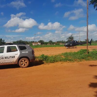 Viatura e helicóptero da polícia durante buscas por fugitivos no assentamento Vila Nova I, em Baraúna, no RN — Foto: Cedida