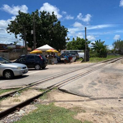 Acidente aconteceu em linha passagem de nível no bairro Planalto, na Zona Oeste de Natal — Foto: Pedro Trindade/Inter TV Cabugi