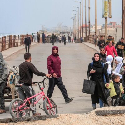 Palestinos deslocados fugindo da área próxima ao hospital al-Shifa chegam pela rodovia costeira ao campo de refugiados de Nuseirat, no centro da Faixa de Gaza, em meio às contínuas batalhas entre Israel e o grupo militante Hamas.
