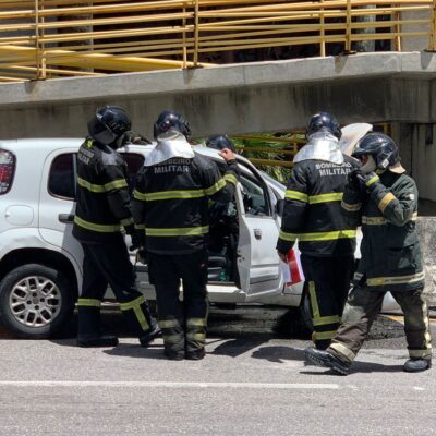 Bombeiros ao redor de carro que pegou fogo na Zona Sul de Natal — Foto: Gustavo Brendo/Inter TV Cabugi