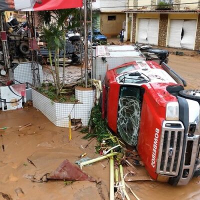 Carro dos bombeiros foi levado pela água da chuva em Mimoso do Sul