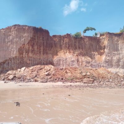 Parte de falésia desaba em Tabatinga — Foto: Redes sociais