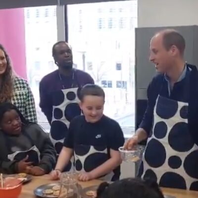 Príncipe William decora biscoitos durante encontro com jovens em Londres