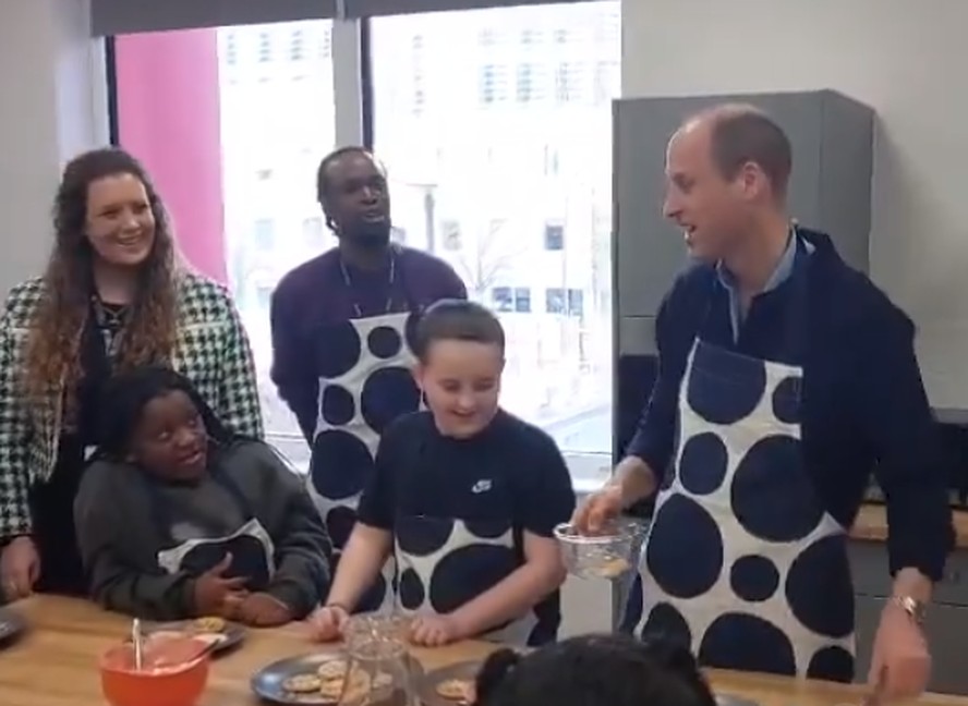 Príncipe William decora biscoitos durante encontro com jovens em Londres