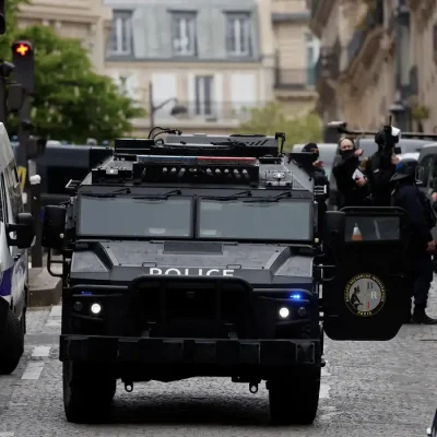 Polícia francesa isola consulado do Irã em Paris
 19/4/2024    REUTERS/Benoit Tessier