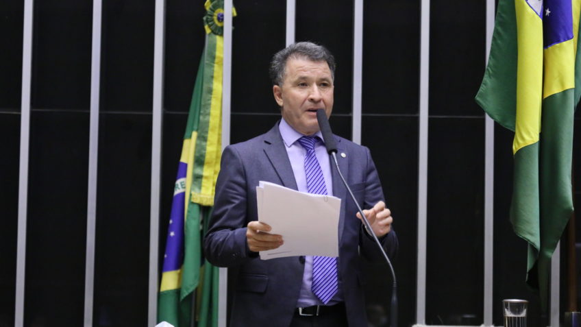 Na foto, o deputado Darci de Matos (PSD-SC) faz discurso na Câmara dos Deputados.