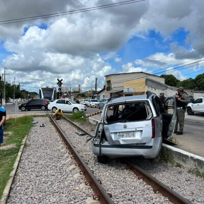 Carro é atingido por trem em Parnamirim, na Grande Natal — Foto: Vinícius Marinho/Inter TV Cabugi