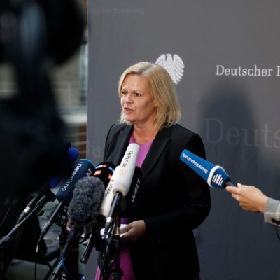 A ministra do Interior da Alemanha, Nancy Faeser, anuncia operação contra grupo neonazista