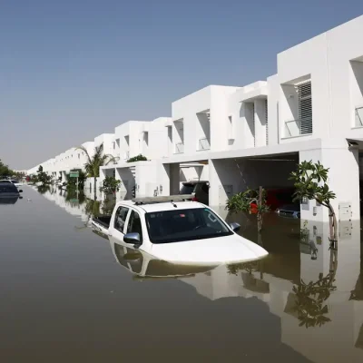 Carros e residências submersas em condomínio alagado, em Dubai
18/04/2024
REUTERS/Amr Alfiky