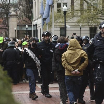 Manifestantes pró-Palestina são levados pela polícia após ato no campus da Universidade Columbia, em Nova York