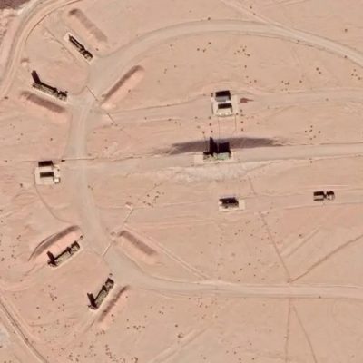 Sistema de defesa aéreo da base iraniana de Isfahã, em outubro de 2021; o radar é localizado ao centro, e quatro lançadores de mísseis são visíveis à esquerda
