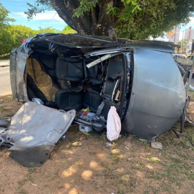 Carro capota em acidente registrado na Zona Sul de Natal — Foto: Pedro Trindade/Inter TV Cabugi