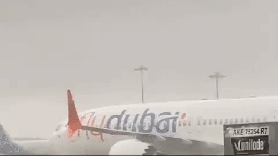 Dubai sofre com chuvas, e aviões são obrigados a pousar em pistas alagadas