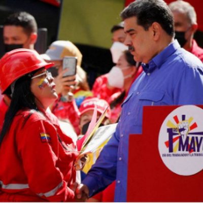 Presidente da Venezuela, Nicolás Maduro, aperta a mão de funcionária da estatal petrolífera PDVSA, no dia 1º de maio
