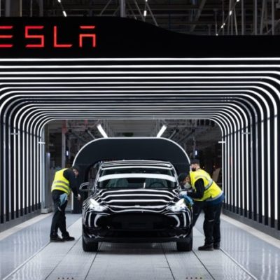 Carro em fábrica da Tesla